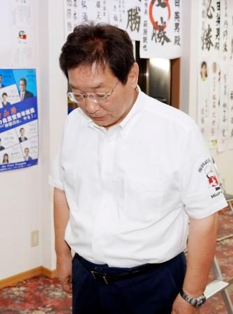 　神奈川県三浦市長選の落選が決まり、敗戦の弁を述べる吉田英男氏＝１５日夜、神奈川県三浦市
