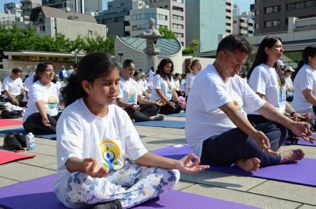 ２千人が築地で「朝ヨガ」堪能　インド大使館が主催、国連デー - 琉球新報デジタル