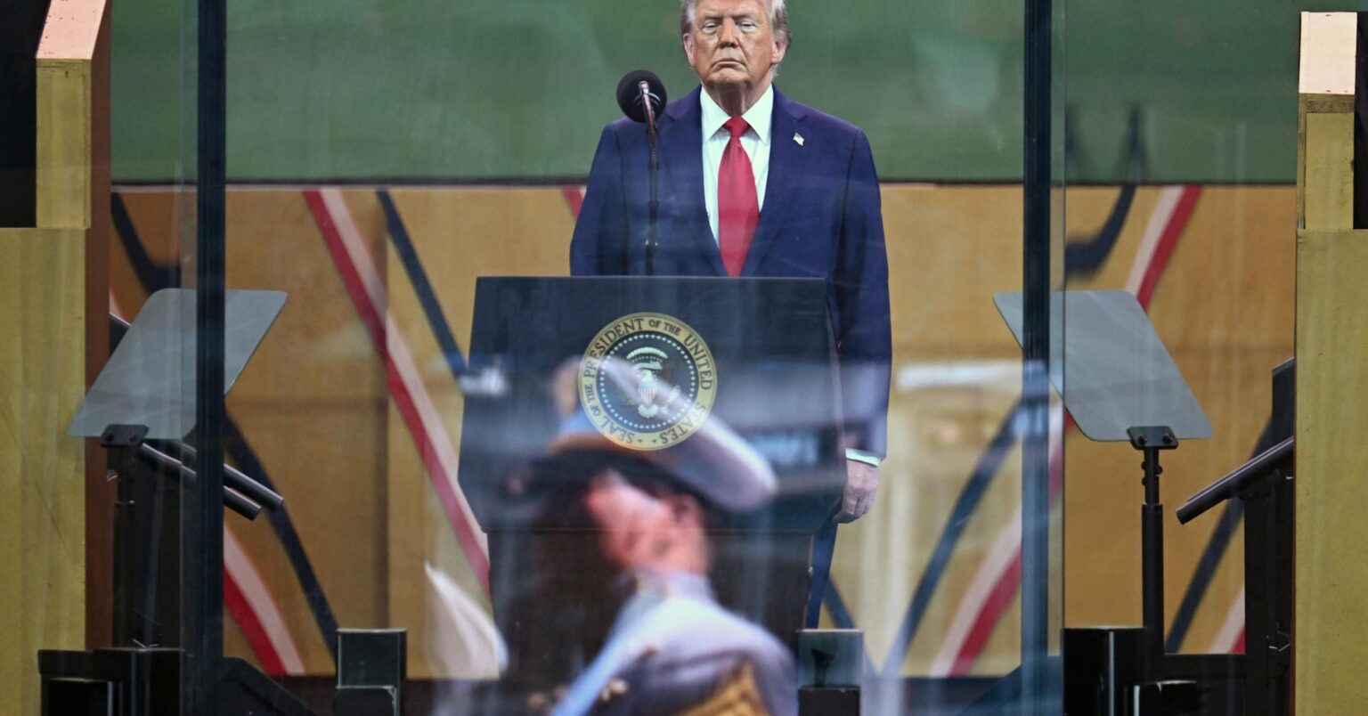 トランプはミネソタの銃撃の後にワルツを呼んでいないが、彼を「ひどく無能」として攻撃した