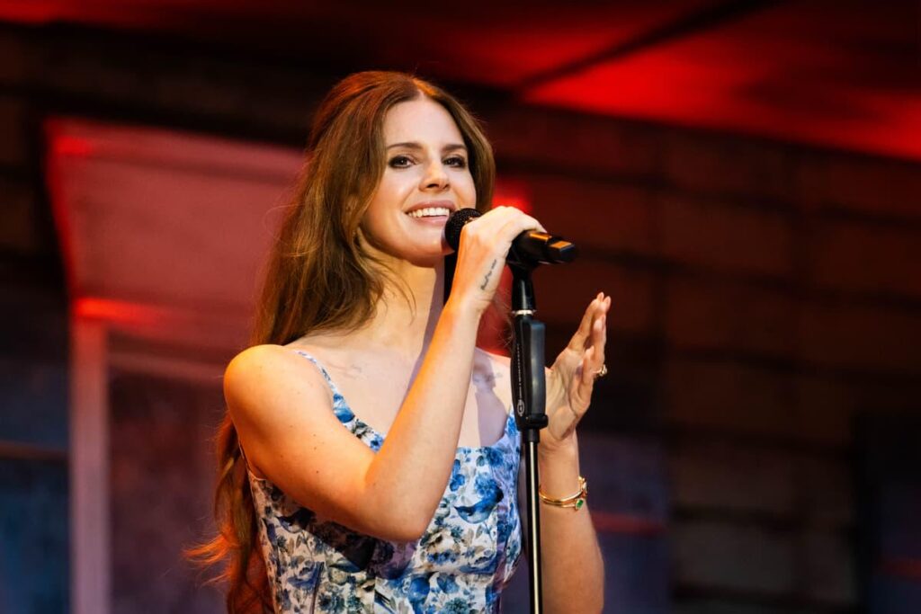 Lana Del Reyのファンは、「Abysmal」90分間のギグが最初の英国ツアー日に遅れて現れた後、スターを批判しています