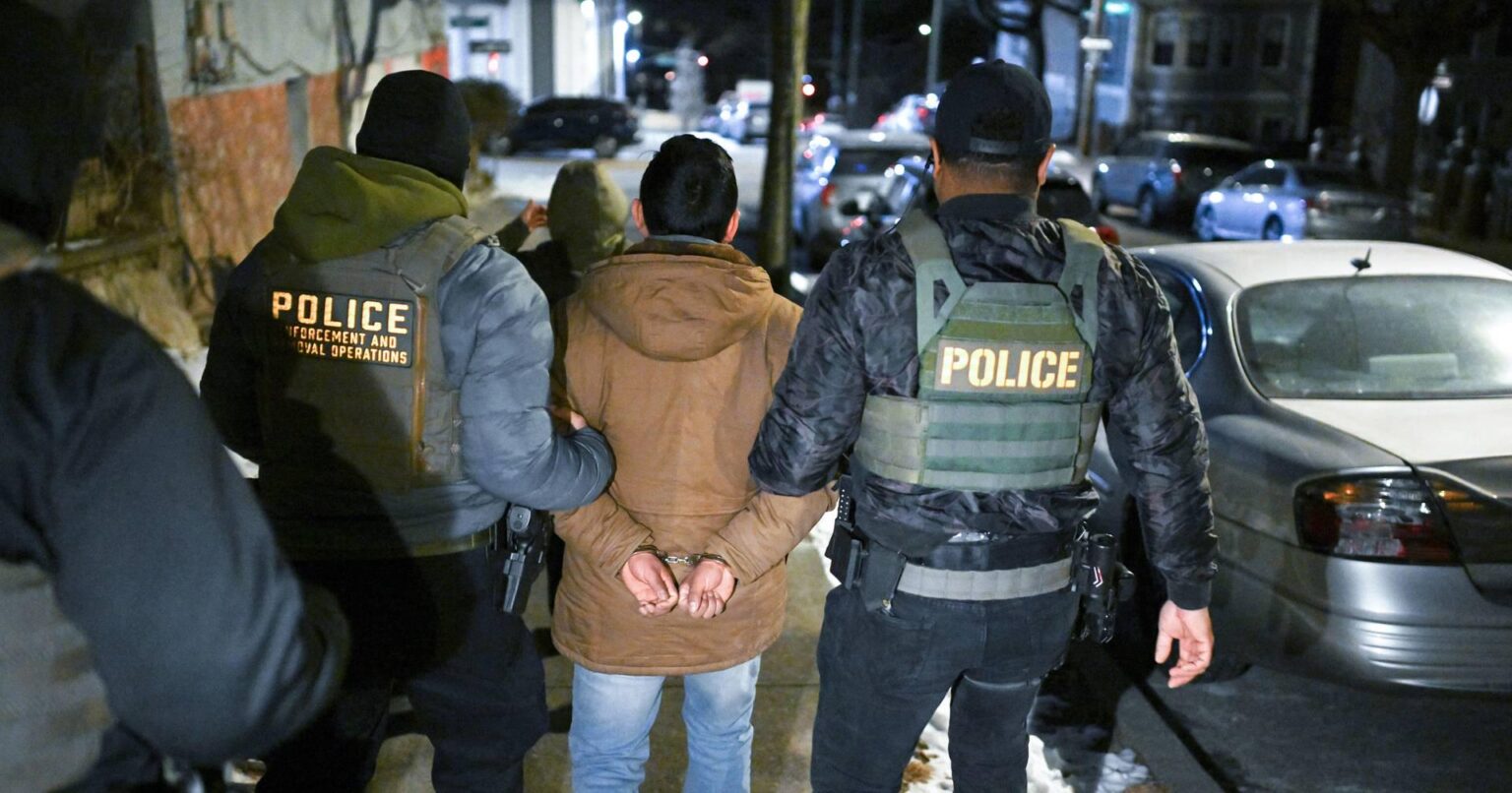 少なくとも30人の違法なポルトガル人がすでに米国で拘留されています。何百もの家族が学年の終わりが戻ってくることを期待しているだけです