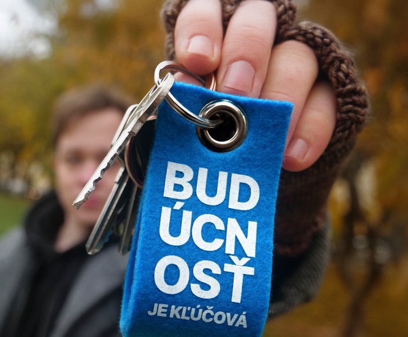 17。11月SlovenskáSporiteľňaは、1日に3,500人の従業員と従業員に与えます