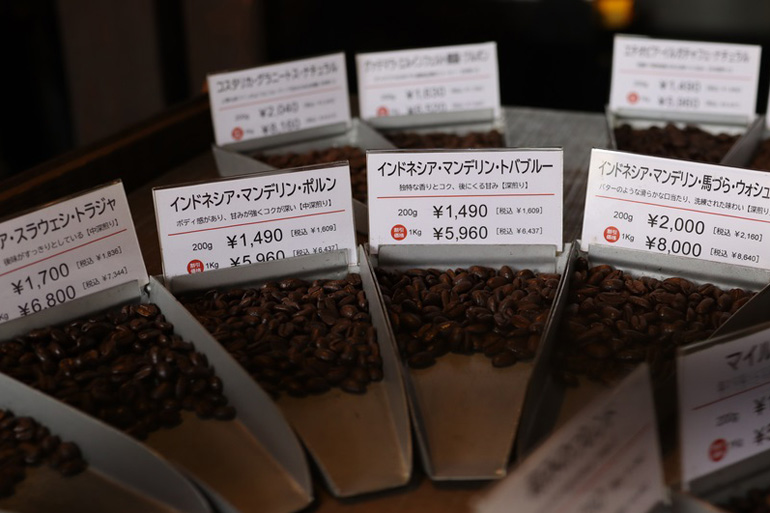 豆は常時は常時30～40種類。これほどの品ぞろえの店は都内でも滅多にない