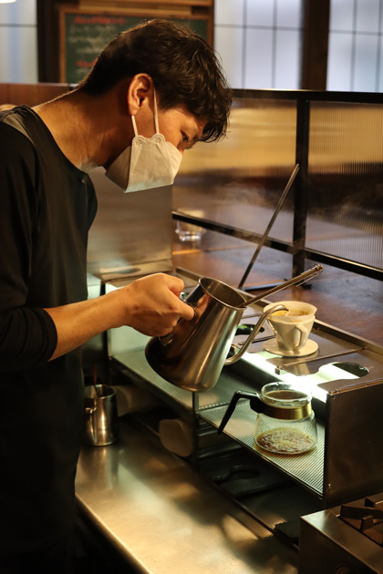 自らハンドドリップでコーヒーを淹れる小原健亮さん