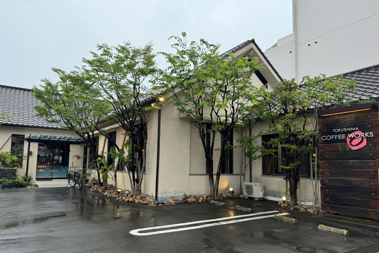 訪れた日は小雨が降るあいにくの空模様だったが店内はいつものように満席だった