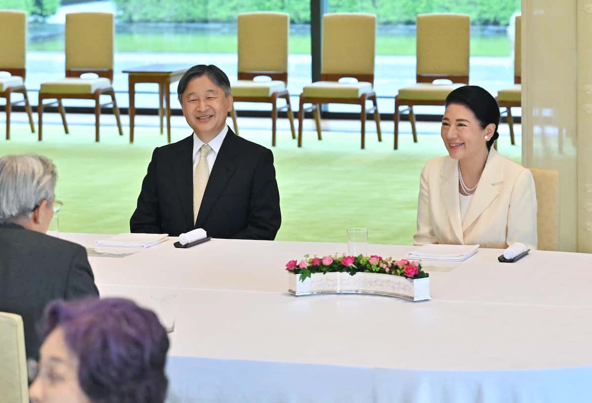 日本学士院賞受賞者や新会員らと懇談される天皇、皇后両陛下＝10日午後、皇居・宮殿「連翠」（代表撮影）