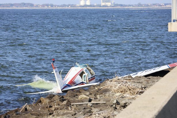 島根・中海で小型機が不時着　２人搬送、命別条なし