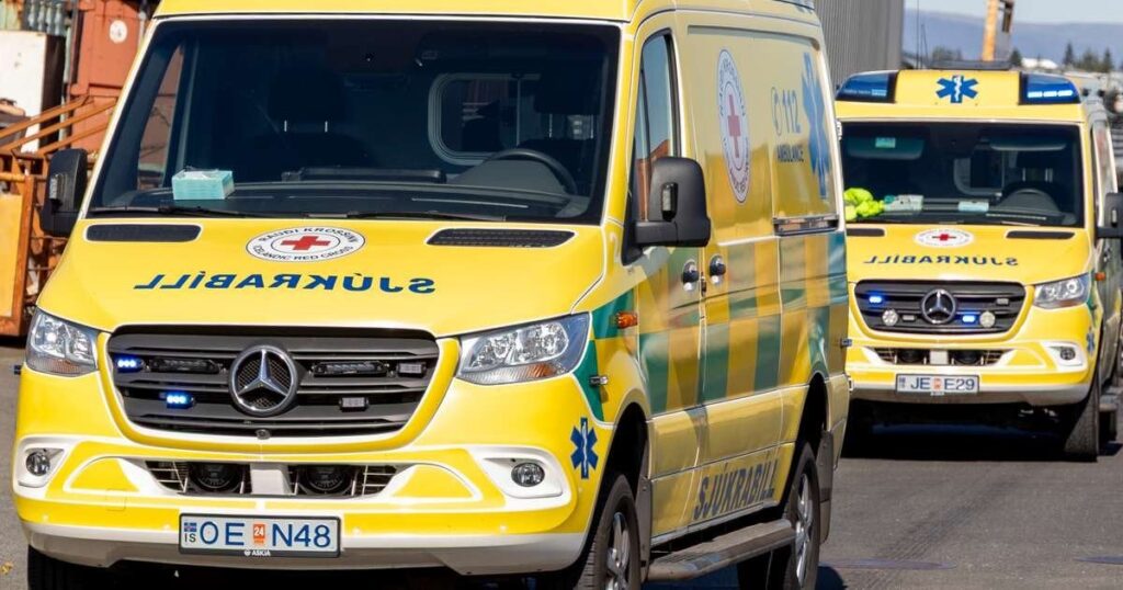 3人が緊急治療室に連れて行ってくれましたコンサートの群衆