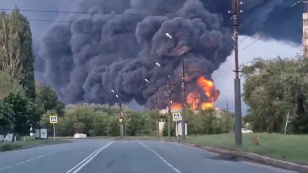 ウクライナは、戦略的な爆撃機の空軍基地の近くでロシアの燃料デポを打ちます