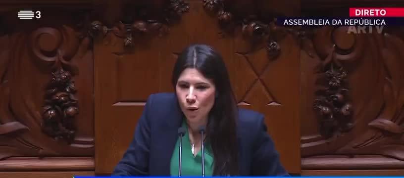 MarianaMortáguaは議会でのスピーチの途中です。なぜなら、ブロックには現在1人の代理人しかないため、2m30のみが資格があるため