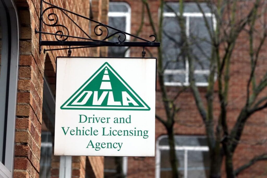 未払いで有罪判決を受けた母親£8.75の自動車税法案は、最新の速いトラックの正義の怒りで赤ちゃんの死を悲しんでいる間