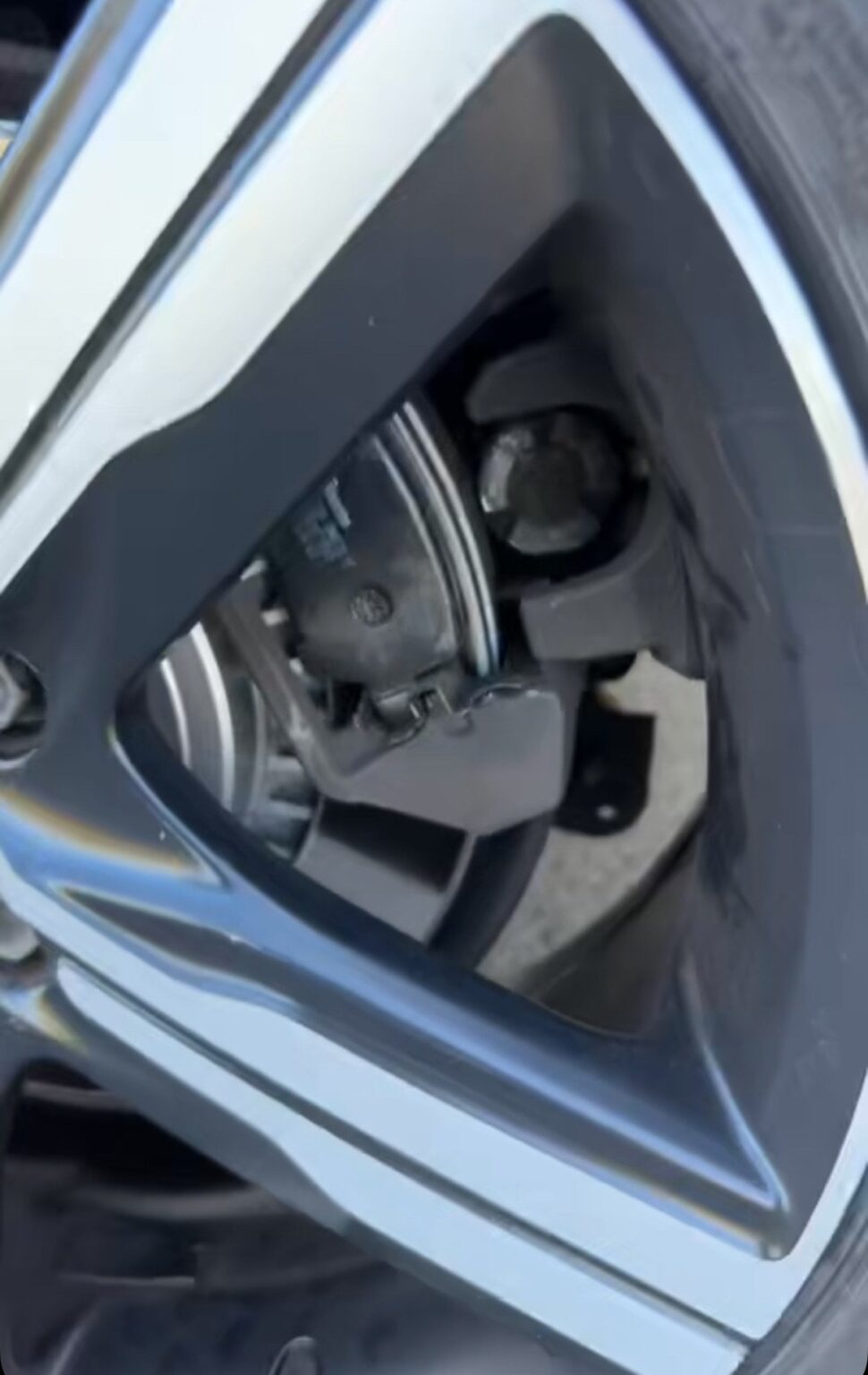 ワークショップは、ブレーキキャリパーを締めるのを忘れていました。車の中の家族と一緒にブレーキを完全に失いました。他の誰かがこれに関与していますか？