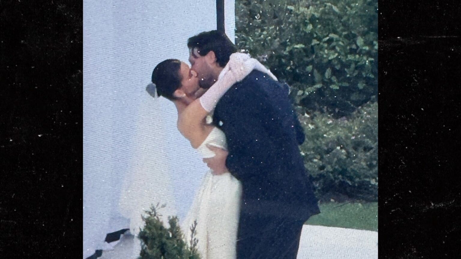Hailee SteinfeldとJosh Allen Marry、カリフォルニアの結婚式で唇をロック