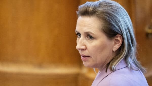 Mette Frederiksenは、教育において祈りの部屋とNiqabに対して設定されます