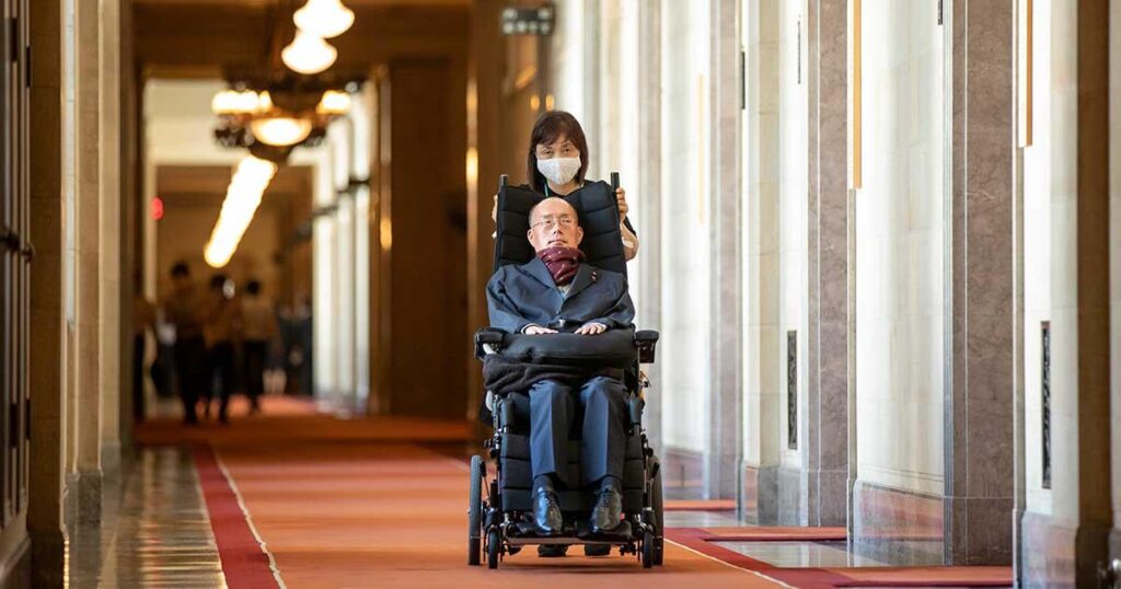 ‪舩後靖彦(れいわ新選組)「本日16時から行った記者会見で、次期参院選に立候補しないことを表明いたしました。舩後から皆様へのメッセージと、記者会見時に配布した6年間の実績について、ホームページに掲載しております」‬