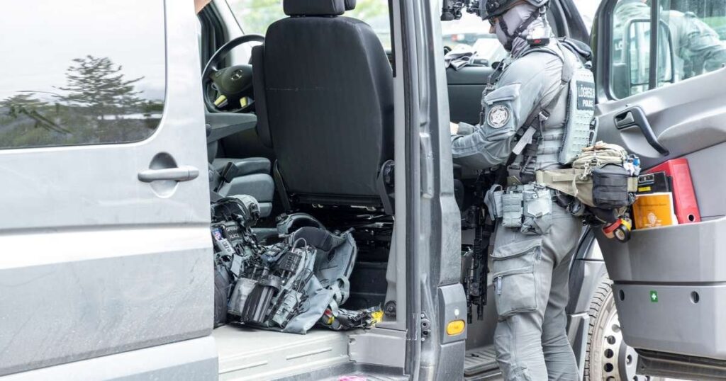 武装した男性のグループが警察官に家に帰り、彼を脅しました-Rúv.is