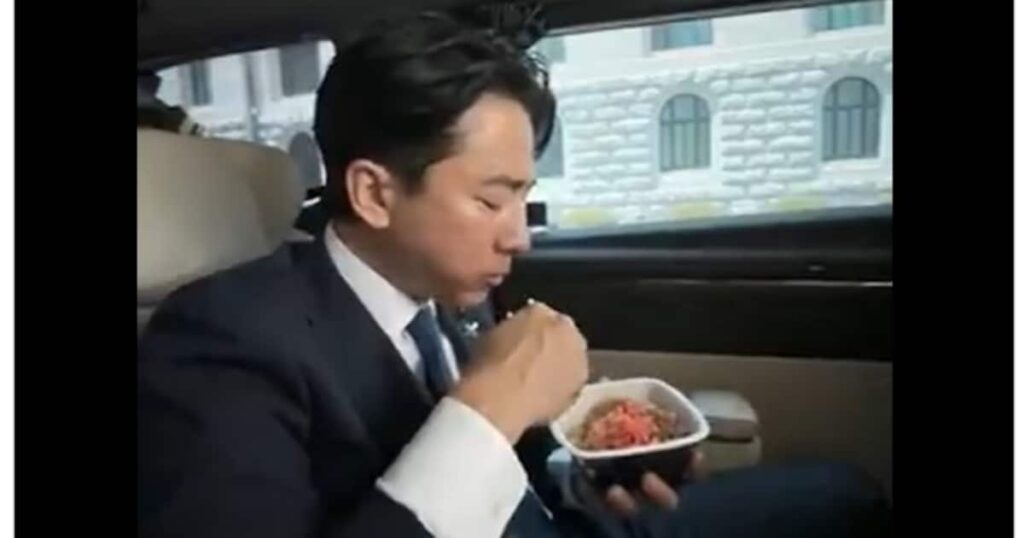小泉進次郎農水相「牛丼モグモグ」動画が反響 7千万回表示も小沢一郎氏は「国が終わる」 - 産経ニュース