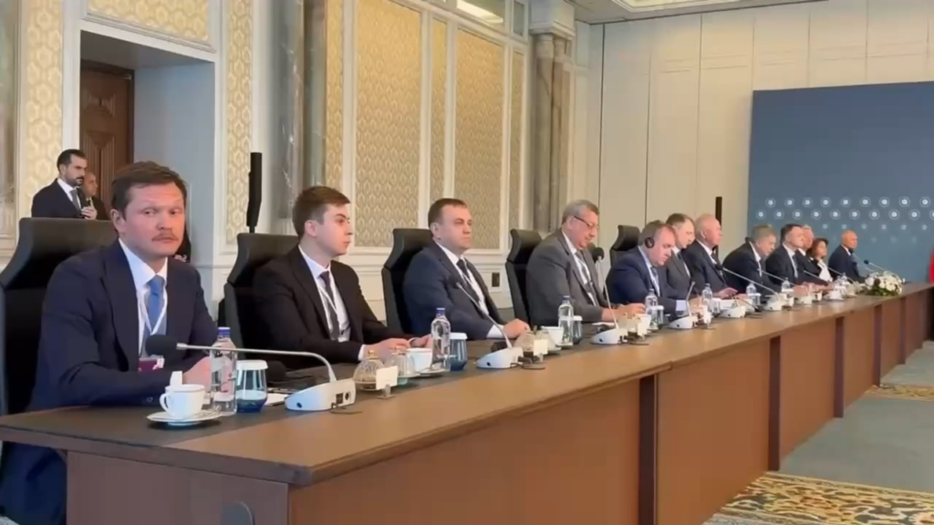イスタンブールでの和平交渉の間、今日は落ち込んでいて熱狂的でないロシアの代表団。おそらく、6月1日にロシアの飛行場に対する巨大なウクライナのストライキの直接的な結果