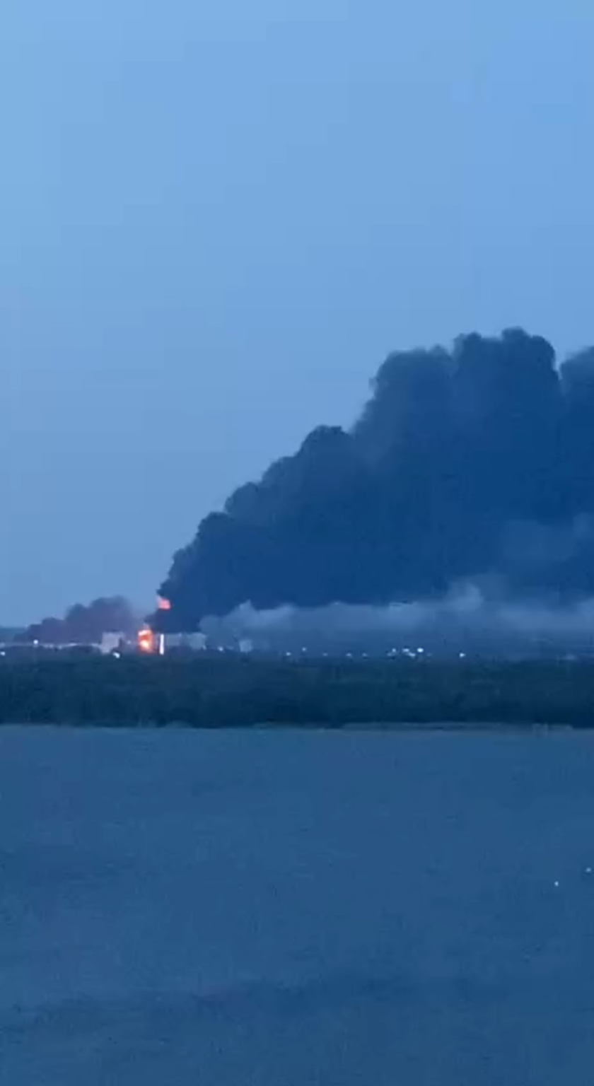 ウクライナの長距離ドローンは、サラトフ地域のエンゲルスにあるクリスタルオイルデポに衝突しました。