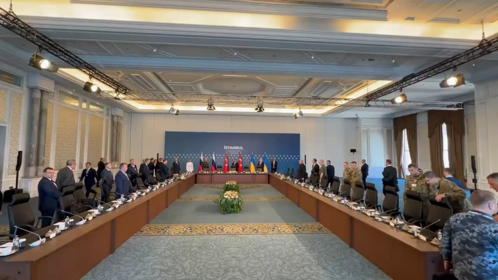 ロシアとウクライナの間の平和話の代表団は、今日イスタンブールで始まっています。ウクライナは、ロシア人のレベルに合わせて代表者を格下げし、ロシア側が和平交渉を真剣に受けていないという事実を認めました。