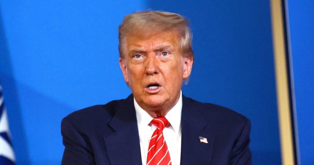 トランプは爆撃を明らかにしたために「スカム」を襲った。