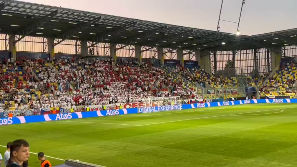 昨日、ドナジスカ・ストレダでチェコのサッカーファンが私たちの首相を「迎えた」