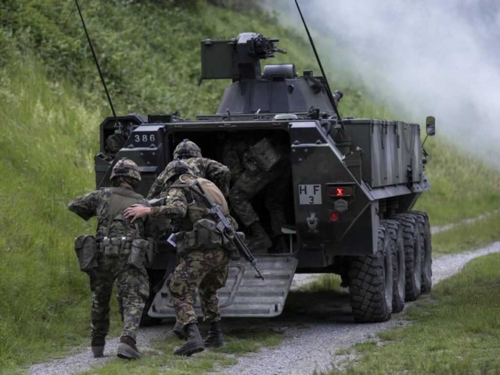 スイスの人口は、強制兵役とNATOとの緊密な関係に賛成しています。これらは、連邦技術研究所ETHチューリッヒのスイス軍事アカデミー（アカミル）とセキュリティ研究センター（CSS）が発行した「セキュリティ2025」研究の調査結果です。