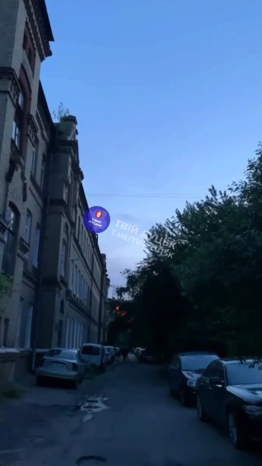 6月1日。ウクライナはロシアの戦略的航空の3分の1を破壊します。これは、ロシア人が民間のウクライナ人を殺すために使用していました。 6月6日。ロシアは反撃します。ターゲットは同じウクライナの民間人です。死んで負傷し、破壊された家や企業。そして、プーチンは誰をテロリストと呼んでいますか？ウクライナ人。