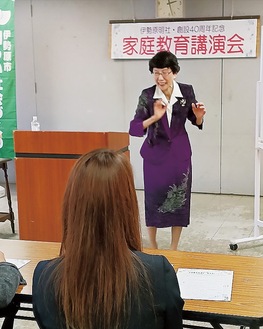 子育てについて講演する佐藤氏