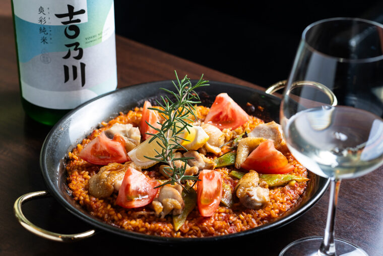 『越の鶏モモ肉のパエリア』（2,750 円・要予約）　
