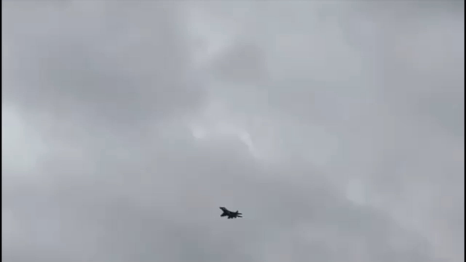 これは、ロシアの立場を攻撃するウクライナの航空の強力な映像です。ウクライナの空の翼のある擁護者は、ウクライナの領土に来た侵略者を破壊しています。
