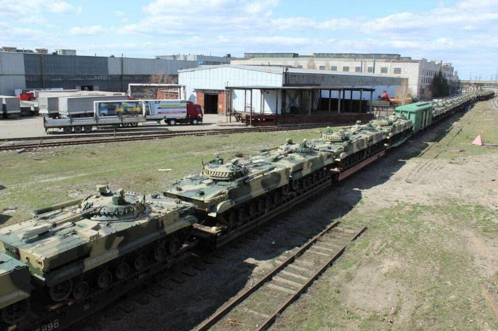 ビッグニュース - ウクライナの防衛部隊「南」司令部は、彼らがロシアの軍事列車（おそらく新しく建てられたドネツク・ザポリジア・ルートでおそらく）を首尾よく攻撃し、13の敵の戦車と100を超えるさまざまな種類の車両と装甲用具を破壊したと報告しています。 [07.06.2025]
