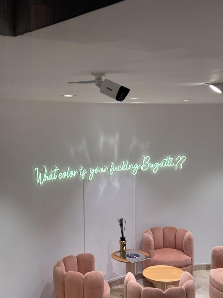 あなたのf* bugattiは何色ですか？良い質問😅😅➡。