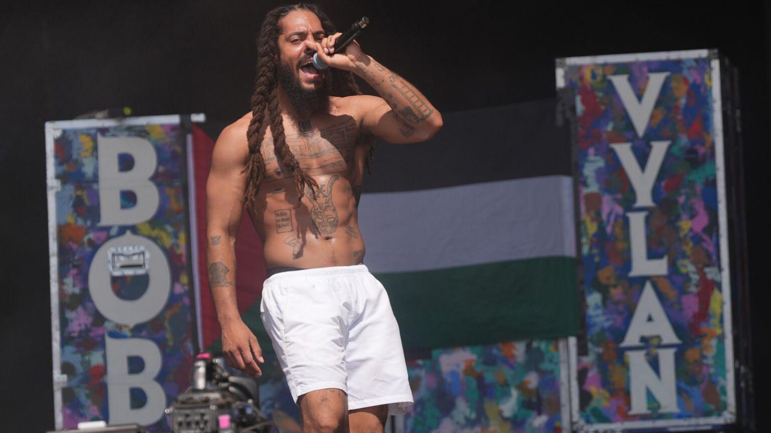 イスラエル大使館「IDFへの死」によって「深く邪魔された」Glastonbury Chant