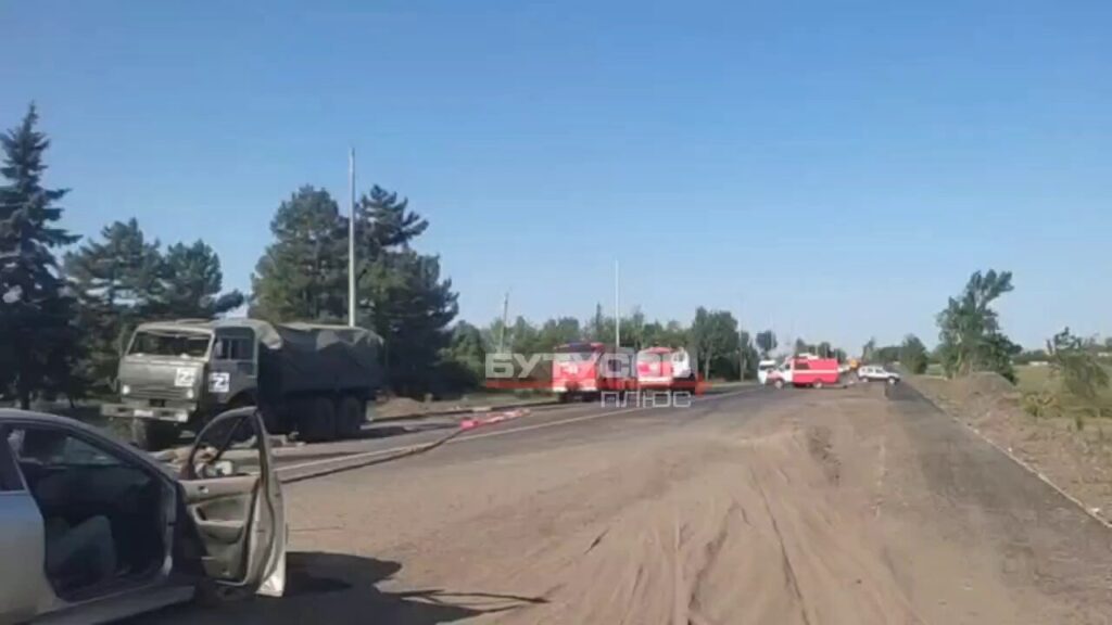 軍人がいるロシアのコラムは、占領されたドネツク地域でマキフカの近くに丘を登られました
