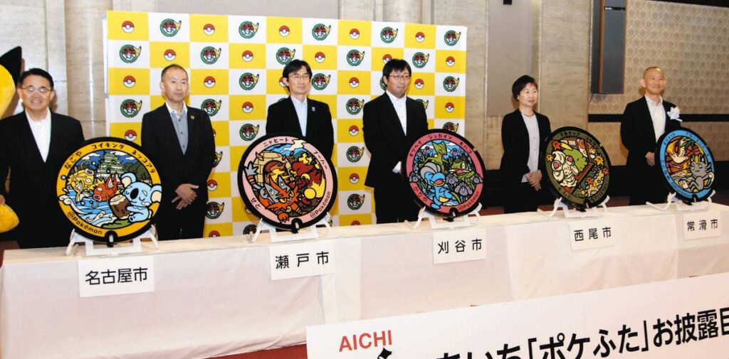 県内の自治体に寄贈されたポケふたをお披露目する大村知事（左端）ら＝県庁で