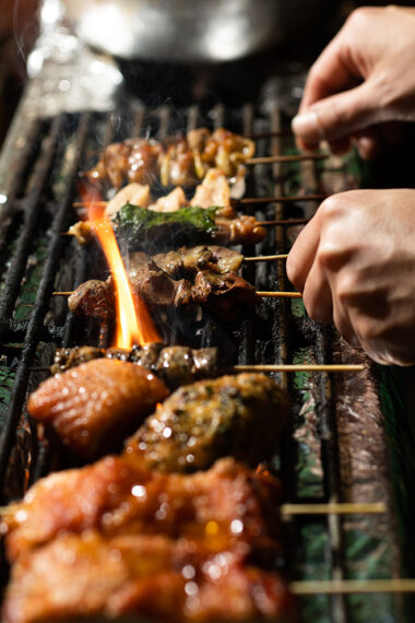 焼鳥は絶妙な火加減でしっとりと仕上げている　