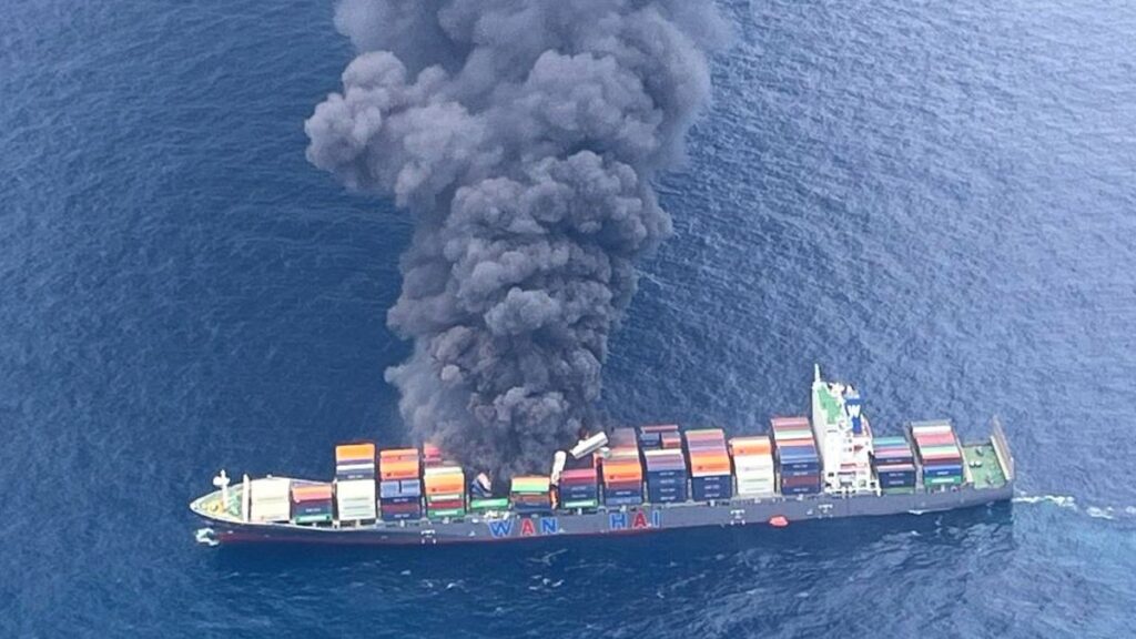 インド沖でコンテナ船の大規模火災　乗員４人不明、消火活動難航 - CNN.co.jp