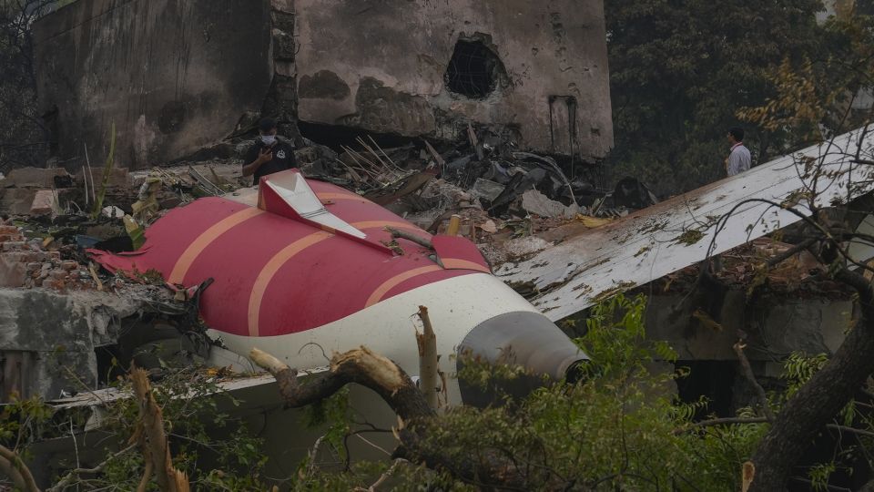 墜落したエアインディア機の残骸/Rafiq Maqbool/AP