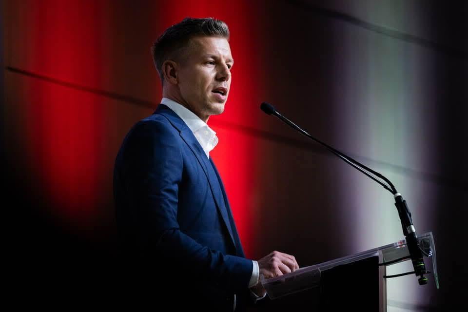 今日のピーター・マジャールのエントリーは、彼らが時々子供たちを誰かの豪華なホテルに50〜70,000人のフォリントで運んだことです