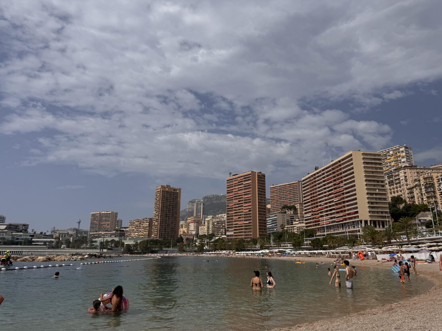ビーチの水温は完璧です。 👌いつかここでRedditのピクニックを整理する必要があります。 😇興味がありますか？