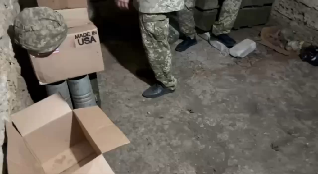 ロシア人によって作られた偽のプロパガンダビデオ。彼らは、ウクライナの兵士のために米国から送られた腐った缶詰の食べ物を見せているふりをしました。これは、米国とクレインの関係の改善を台無しにしようとする可能性が最も高い