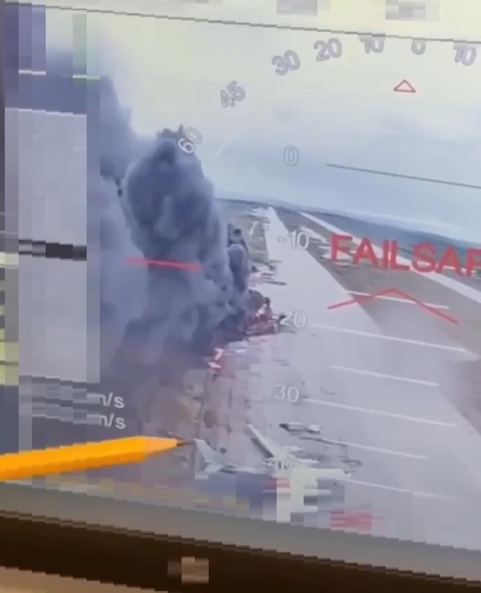 ウクライナのストライキ後にオレニア空軍基地で燃えているロシアのTu爆撃機