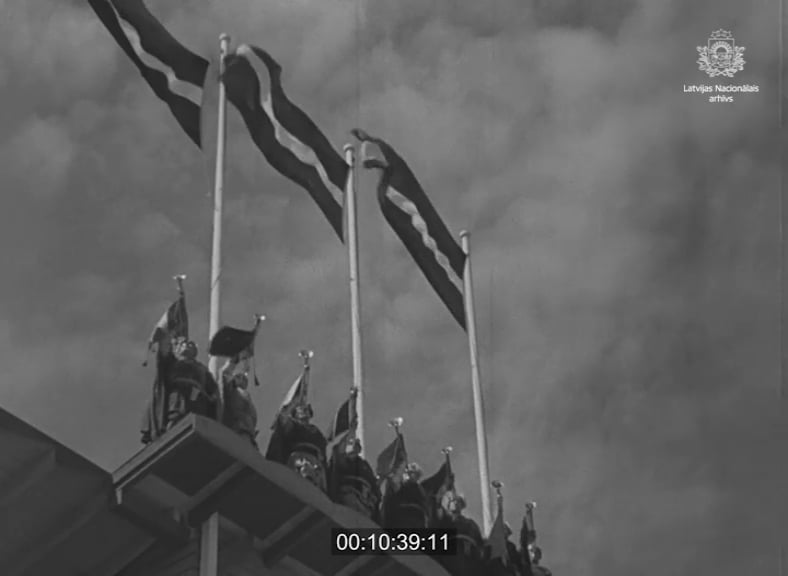 1938年のラトビア語の歌祭からの短い抜粋 - それまでの最も壮大です。 100,000人の観客、16,000人の歌手、380枚の聖歌隊、そしてオープニングでのファンファーレとともに、それは歴史上、戦争時代のラトビアで開催されたラトビアの最後の歌フェスティバルとして減少しました。