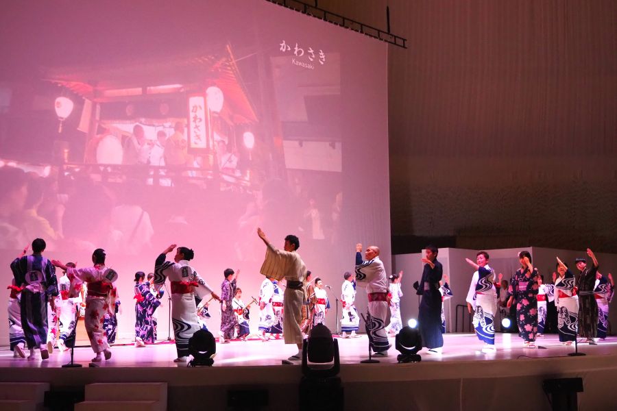 『大阪・関西万博』の『岐阜県の日』。郡上踊が1日に3回上演され、「郡上おどり保存会」らが代表的な踊り『かわさき』などを披露