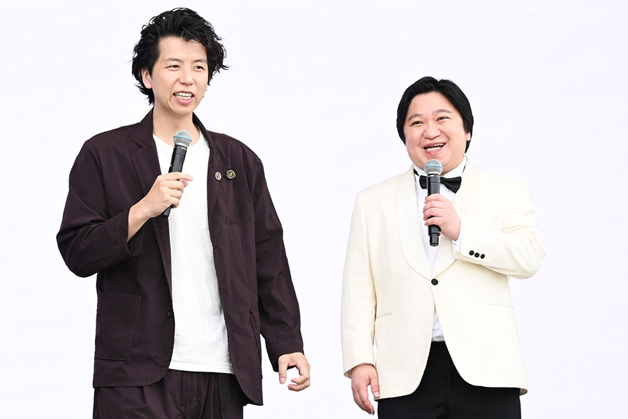 左からステージに登壇したニッポンの社長・辻、ケツ（5/27・大阪市内）