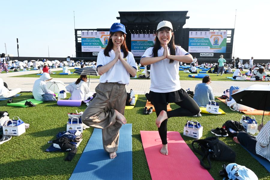 青空をバックにポーズ（大阪・関西万博：6月20日）