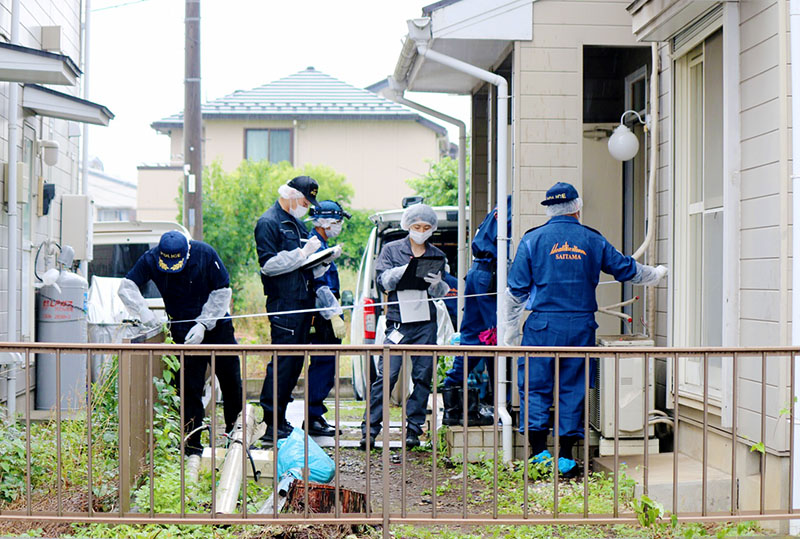男が以前に住んでいた犯行現場のアパートを捜索する捜査員ら＝10日午前、所沢市