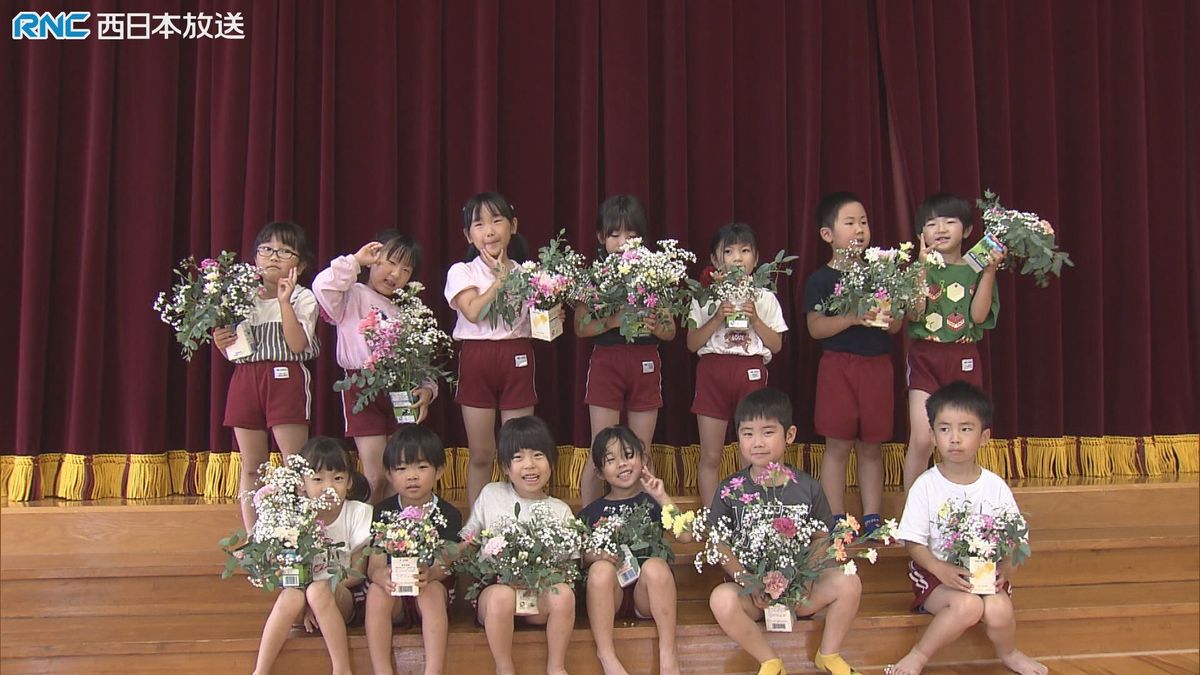 フラワーアレンジメント　園児が挑戦　香川県オリジナル品種のカーネーションで