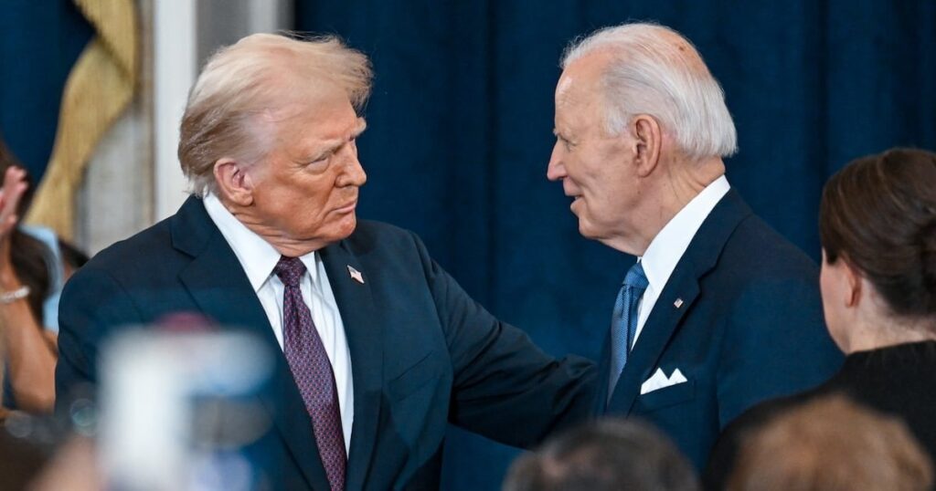 トランプは、バイデンがロボットのクローンであるというボンカーの陰謀理論を共有しています| 「ジョー・バイデンはいない」とポストは読み、元大統領は2020年に実際に殺害されたと主張している。